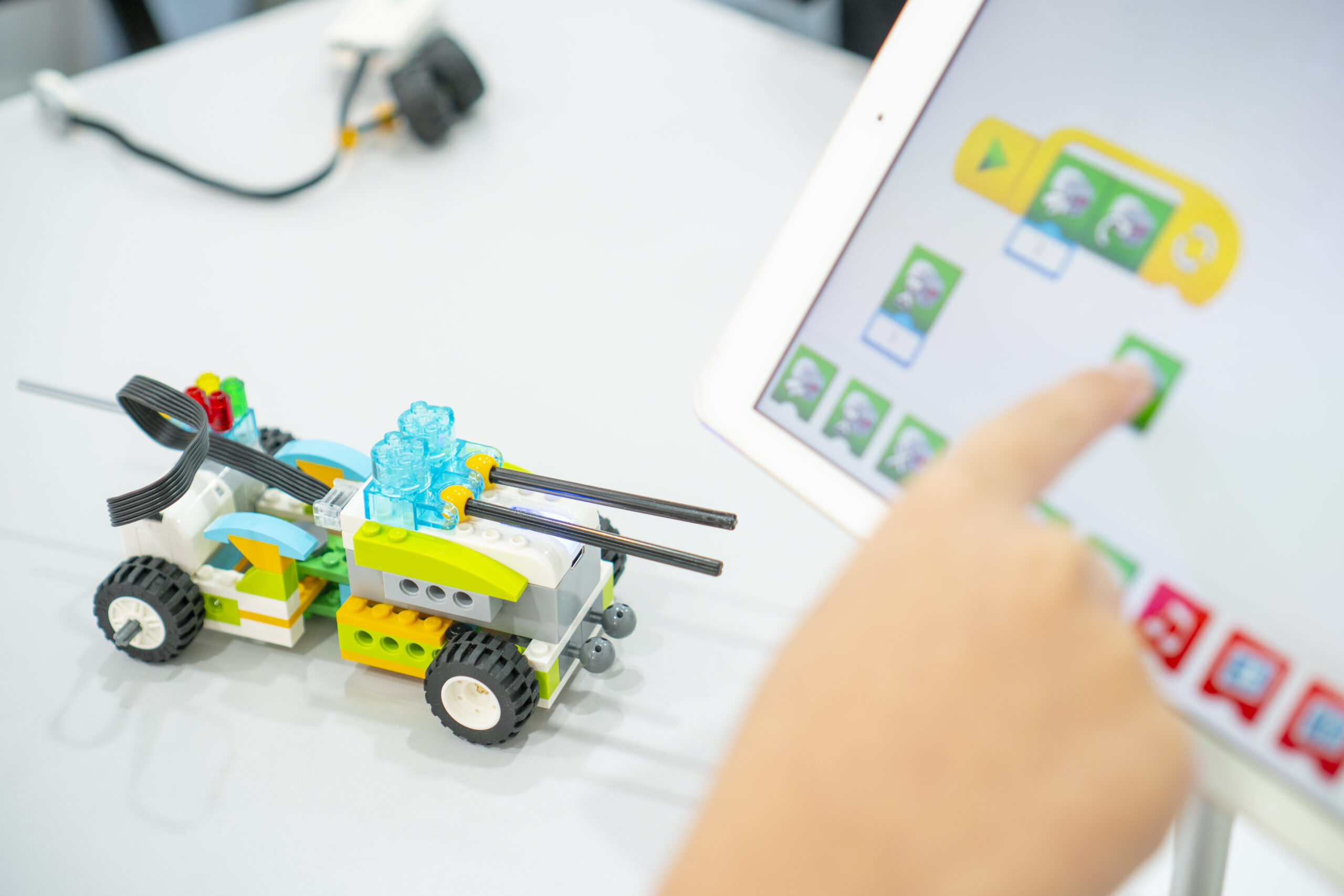 3 Reasons Why Your Kids Would Enjoy Taking a Robotics Course - Stem Genius